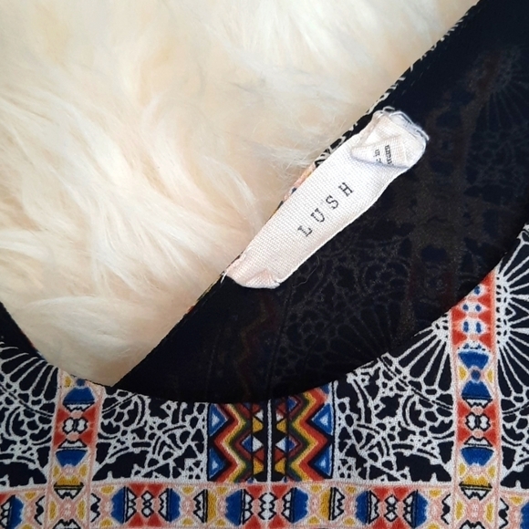 LUSH Geometric Lightweight Lined Vneck Tank Top - Picture 2 of 4